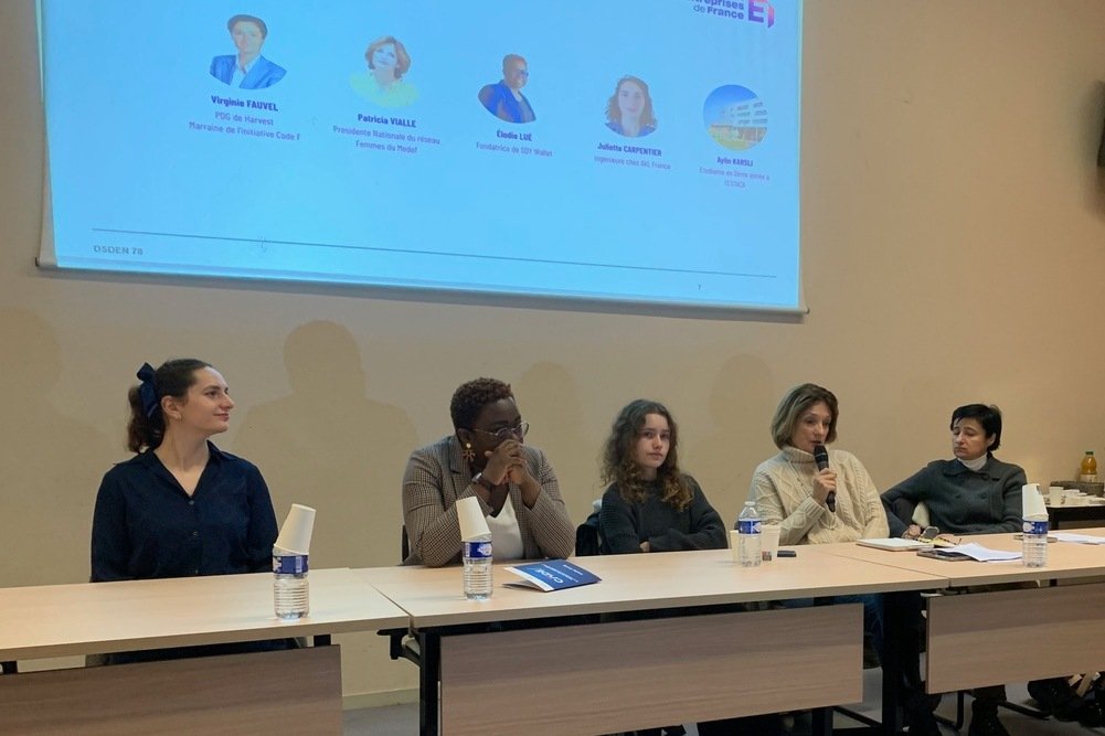 Code F, une initiative du Medef pour féminiser les métiers de la tech