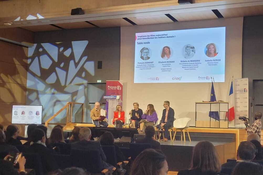 Métiers scientifiques : agir à chaque étape pour éviter le décrochage des femmes